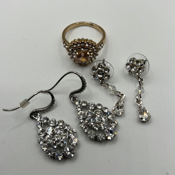 Jewelry - SPARKLE BUNDLE! 2 PAIRS OF EARRINGS AND ONE RING, SIZE 8
